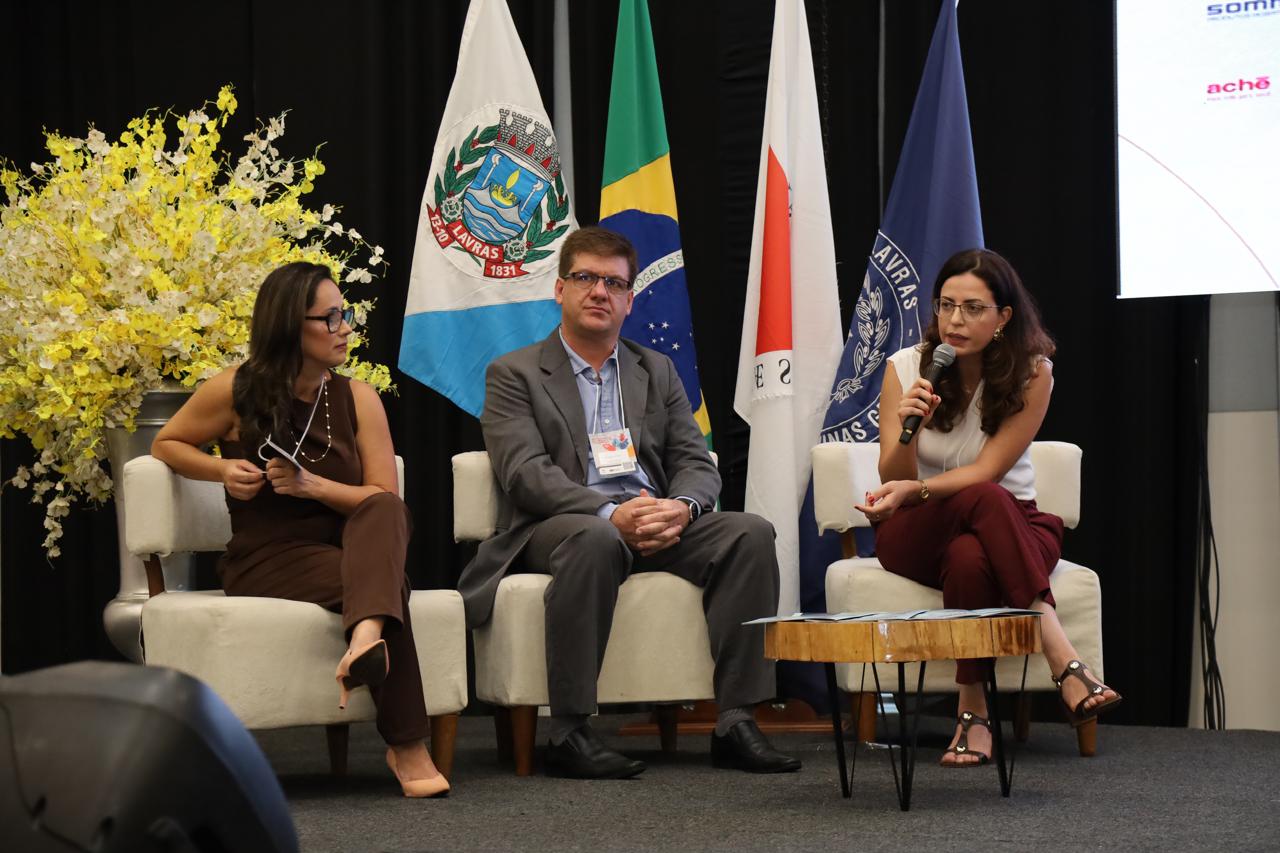 Mesa redonda em congresso de cardiologia, com a Dra. Gerusa Vilas-Bôas à direita.